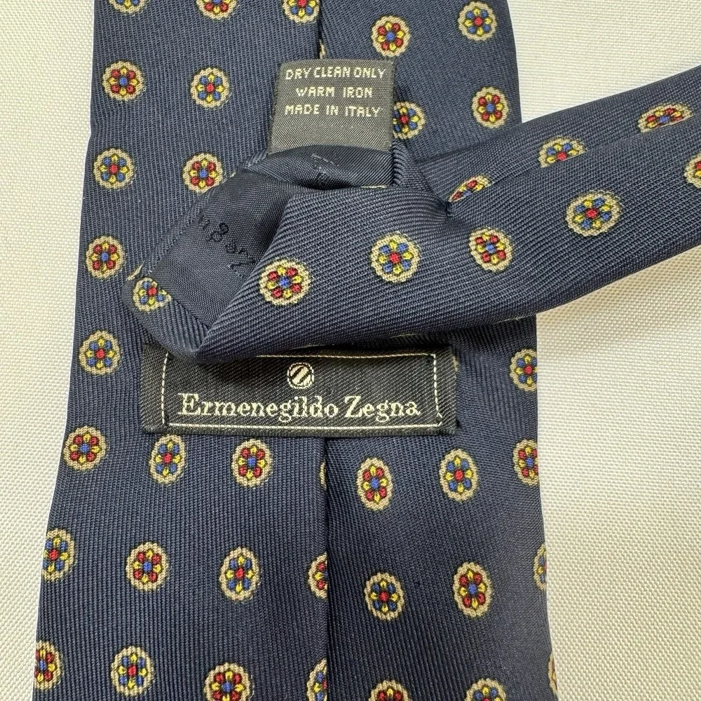 Ermenegildo Zegna 100% Silk Tie Medallion Floral Rosette Navy Blue Made in Italy